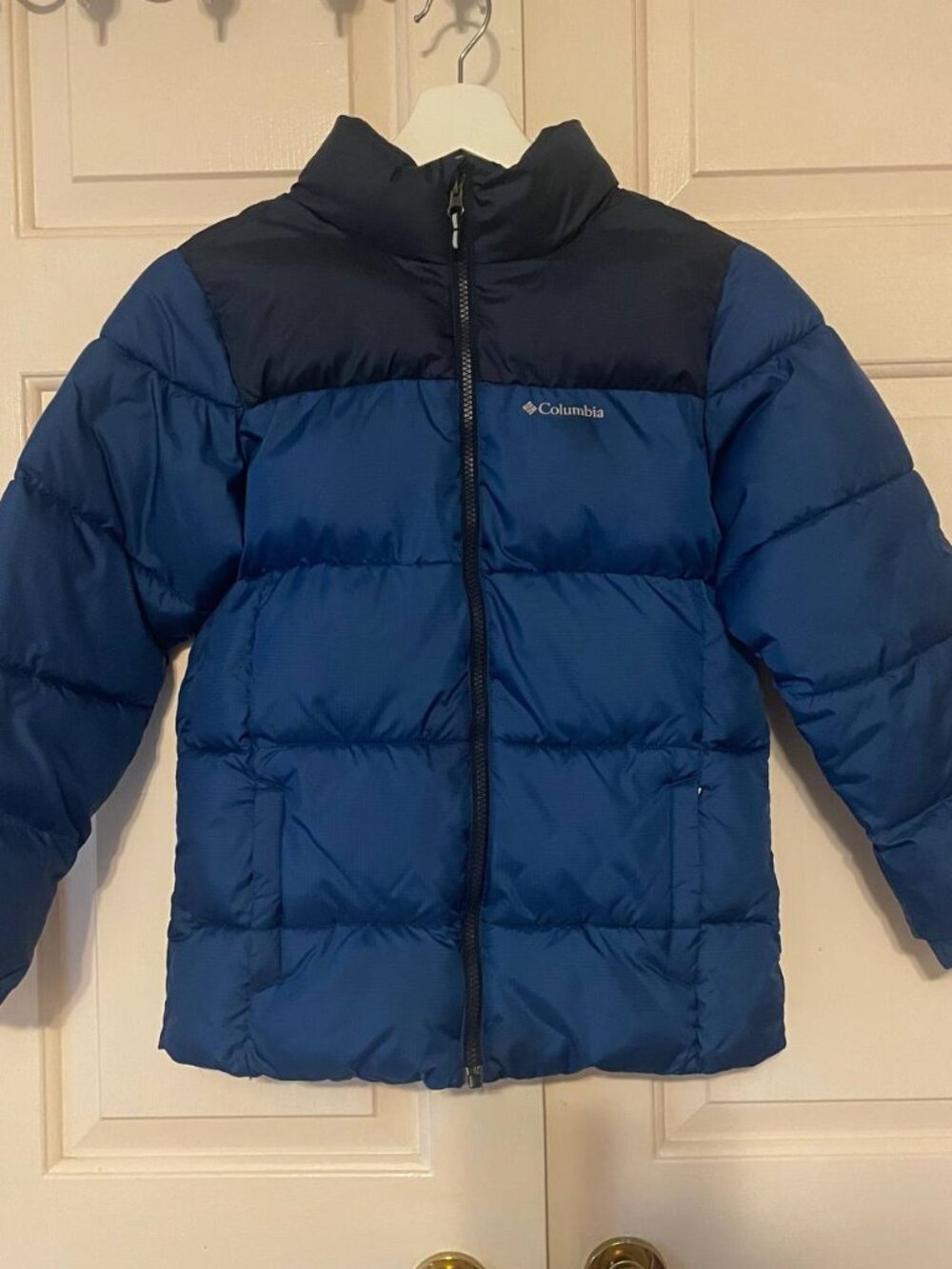 Stay Warm in This Columbia Blue & Navy Puffer Jacket - Perfect for Gorpcore Lite